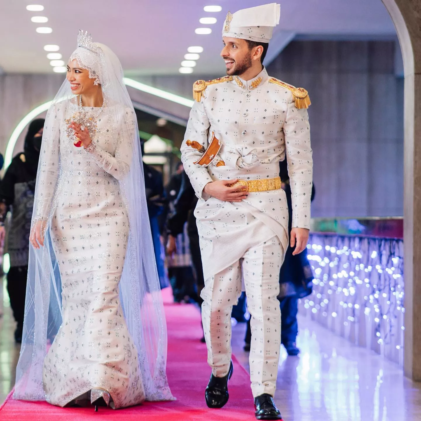 Plus size для шейха свадьбы не будет. Свадьба принцессы Брунея. Свадьба принцессы Брунея Хафизы. Фадзила принцесса Брунея. Принцесса Фадзилла свадьба.
