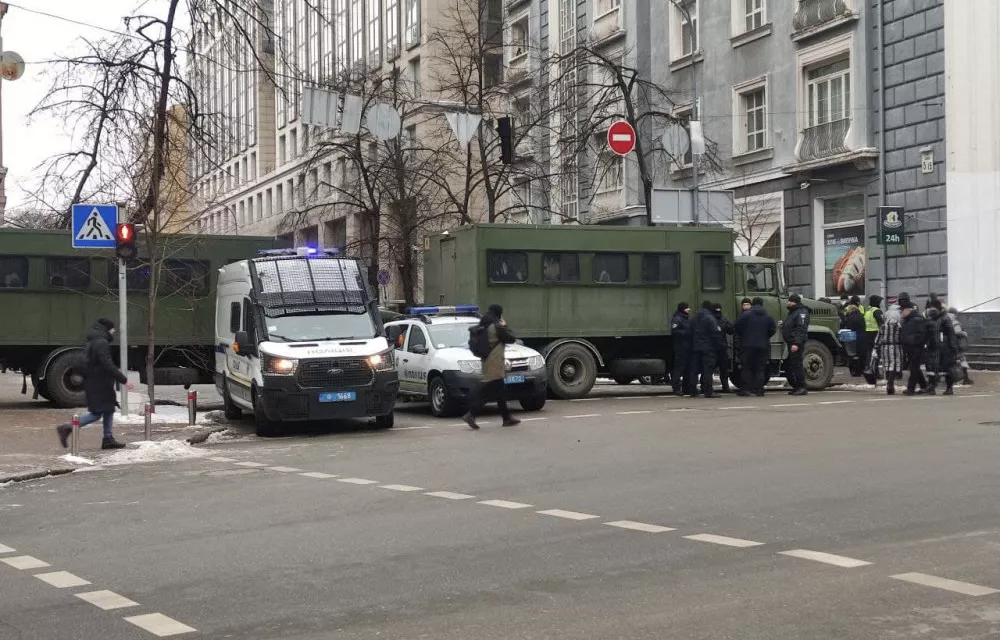Автомобили не могли подъехать к парламенту из-за митинга ФОПов / Фото: Дмитрий Анохин Gazeta.ua
