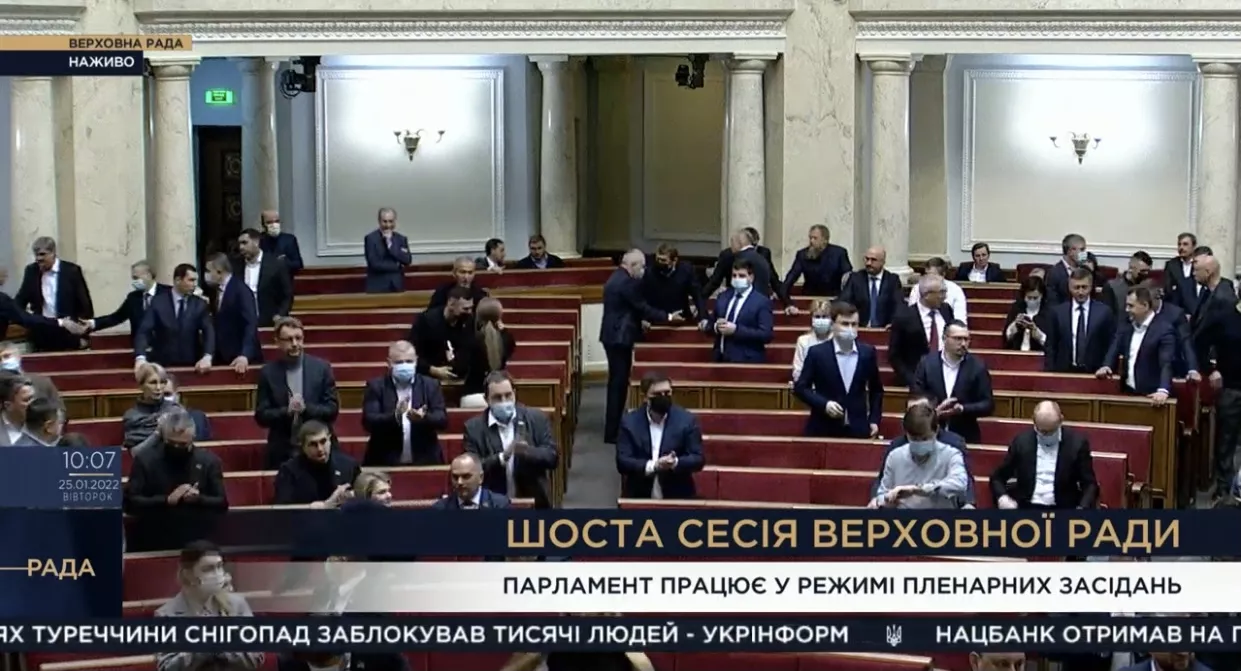 Депутати привітали президента із Днем народження стоячи / Скріншот телеканал "Рада"