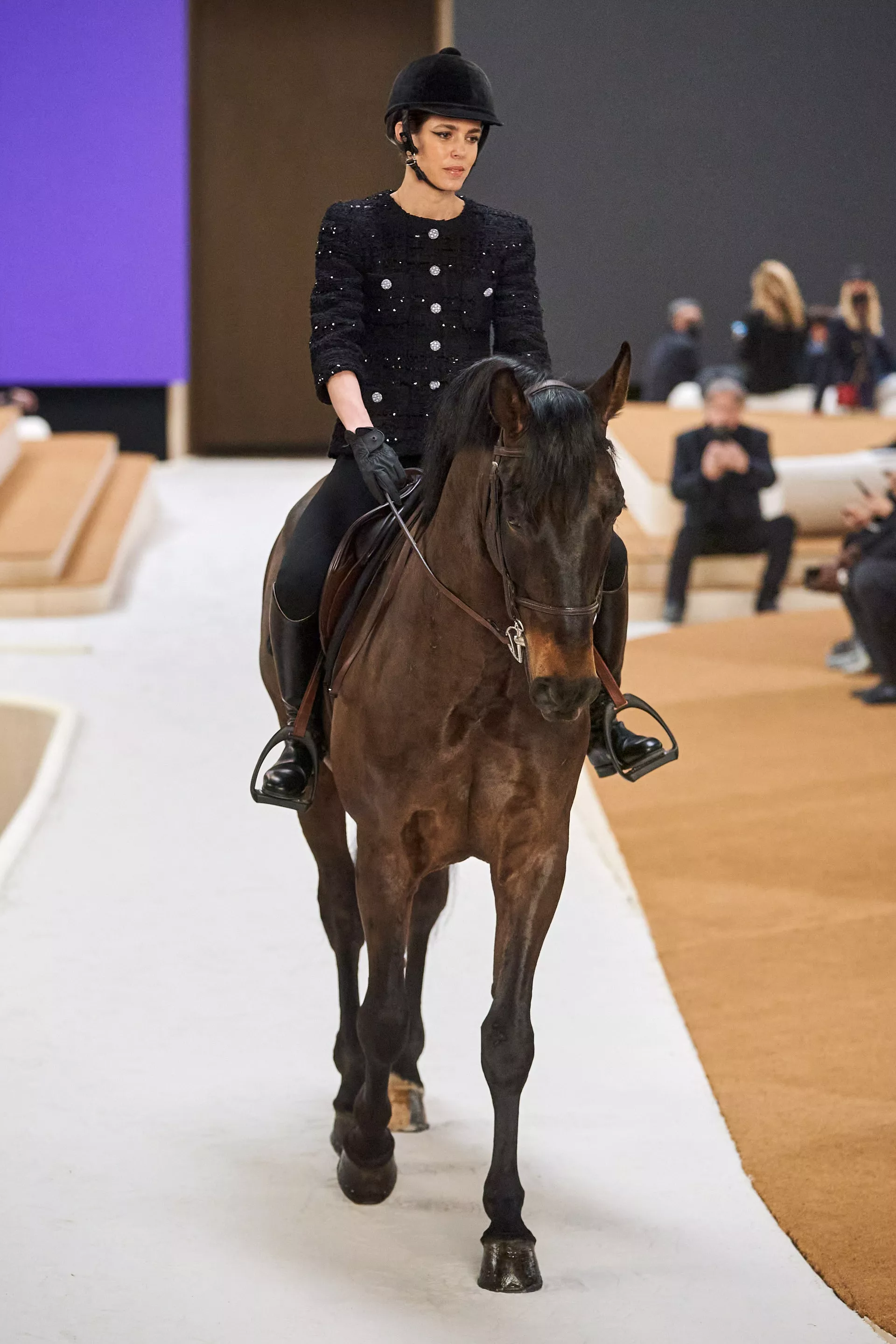 Шарлотта Казираги верхом на лошади на показе Chanel