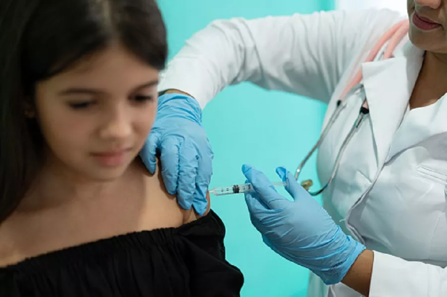 Вакцина от ВПЧ для девочек  поможет избежать развития рака шейки матки в будущем