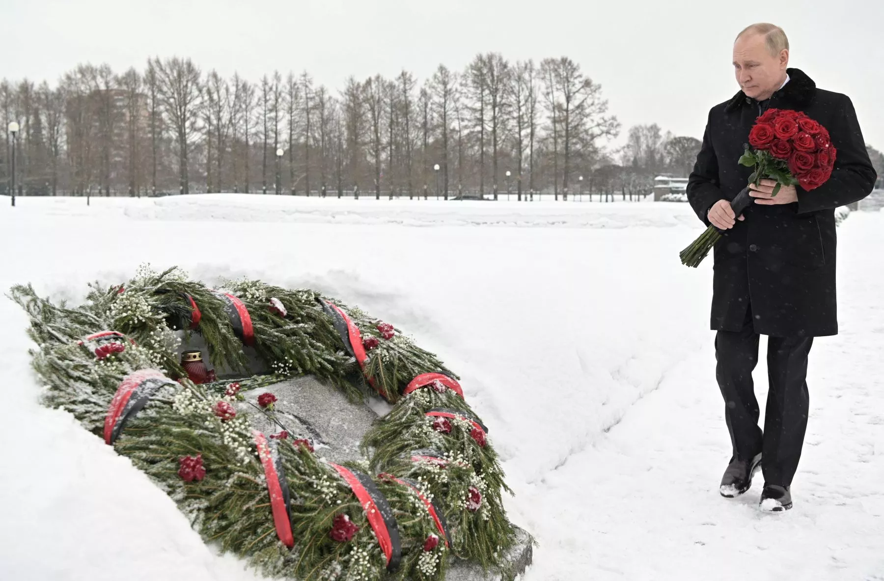 Владимир Путин сходил на кладбище в Санкт-Петербурге