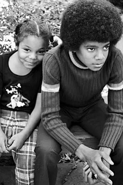 Майкл і Джанет Джексон у дитинстві.