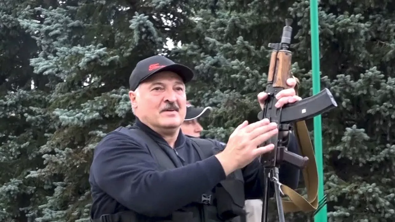 Лукашенко з автоматом. Фото: з відкритих джерел