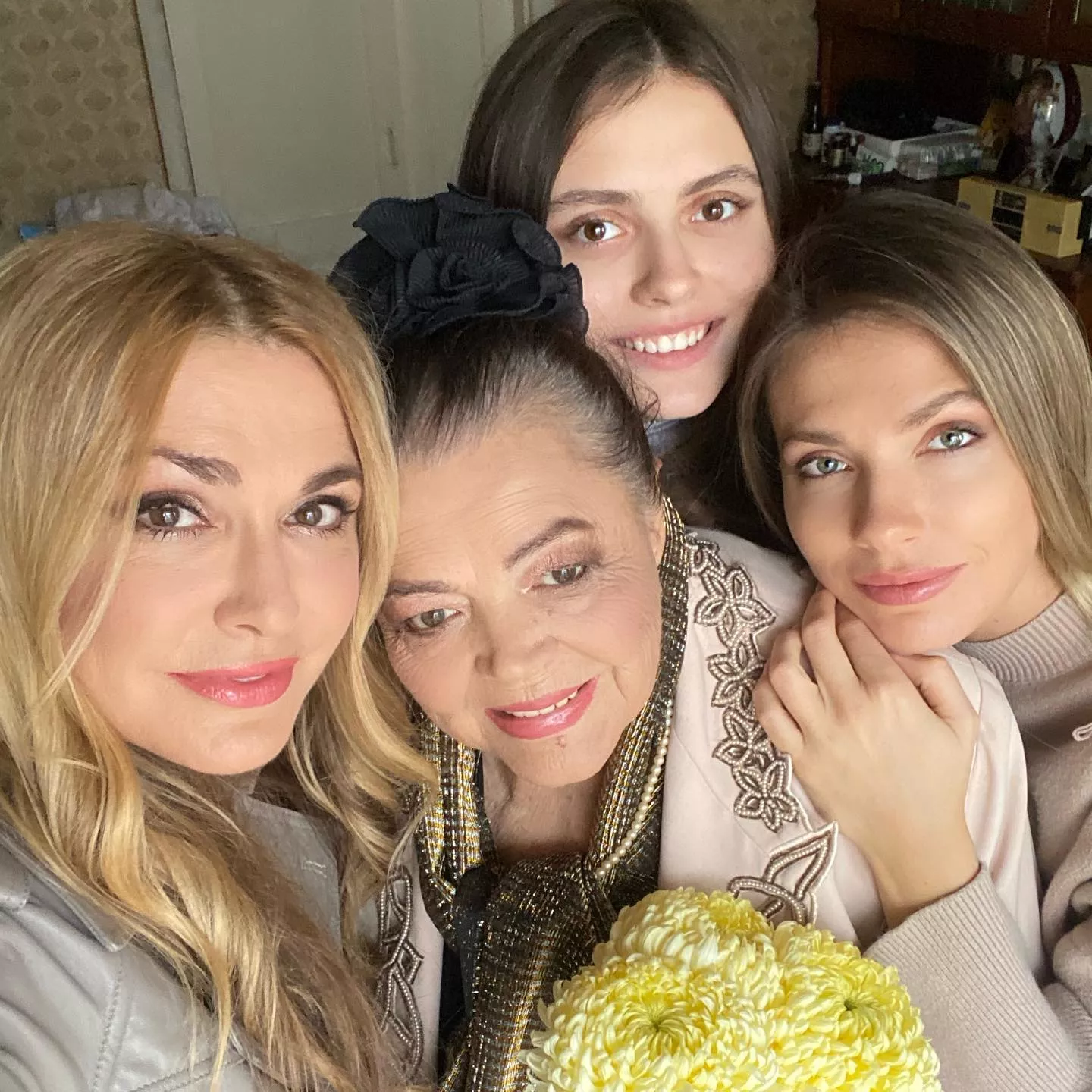 Ольга Сумская с мамой и дочерьми.