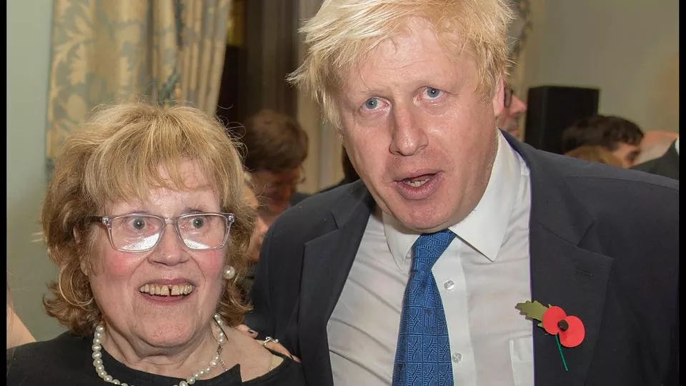 Борис Джонсон со своей матерью, которой не стало в сентябре прошлого года / Фото: Twitter \ grimmyyyyyy