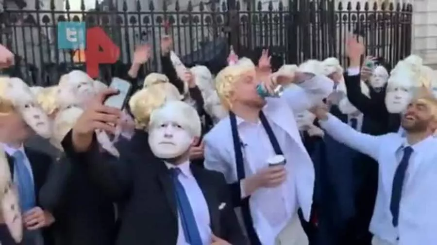 Жители Британии вышли с протестом на улицы в масках с лицом Джонсона / Скриншот