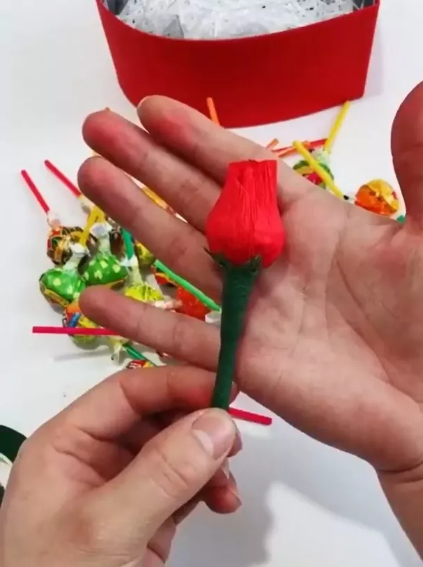 Як зробити букет із цукерок на День святого Валентина / Фото: pinterest 