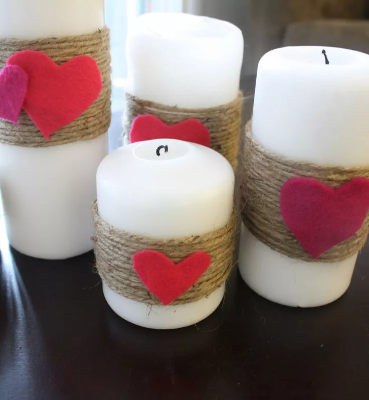 Свечи можно обмотать декоративными нитями, украсив их тканевыми сердечками