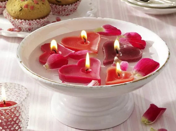 Свечи в форме сердца будут выгодно смотреться в вазе с водой