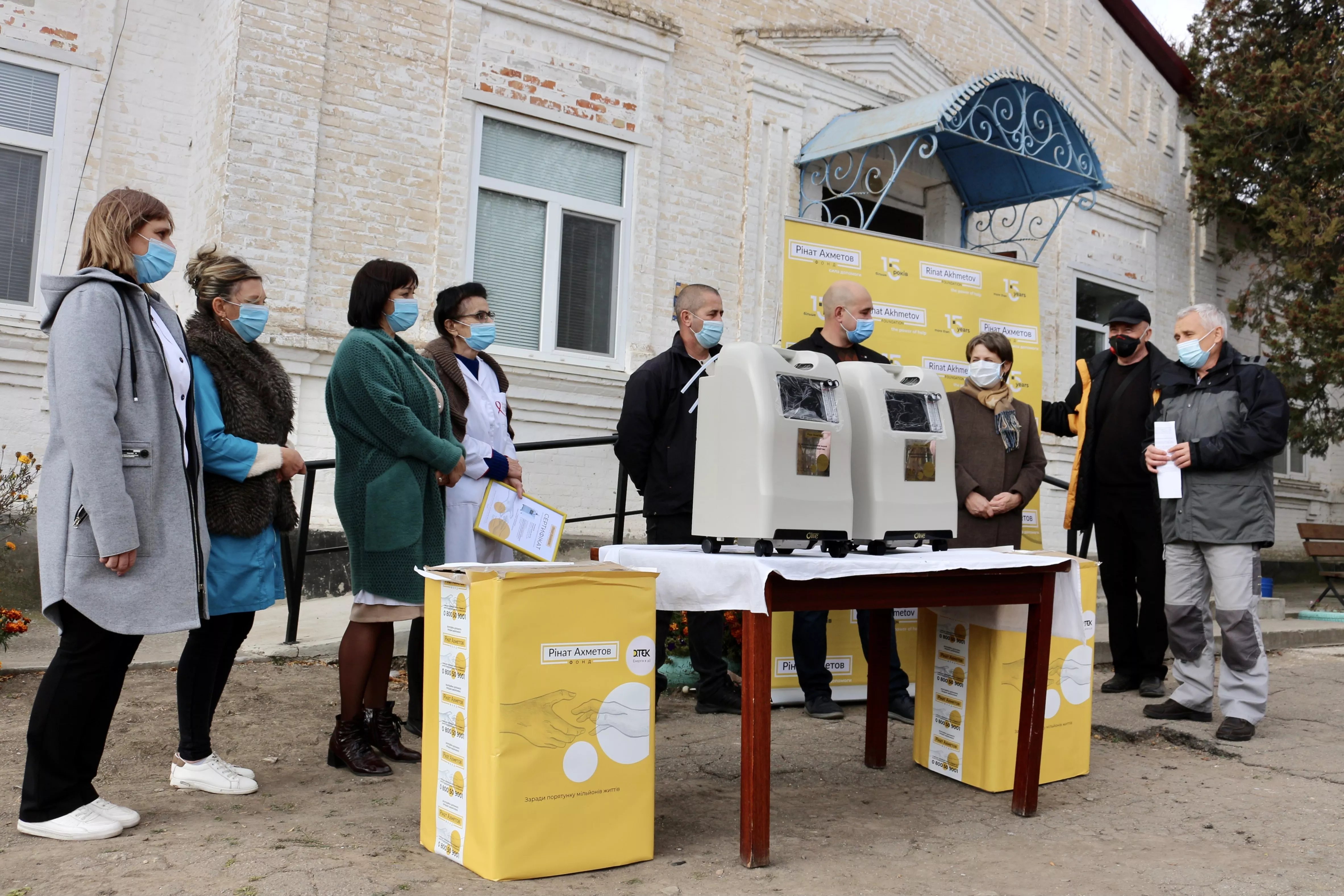 Фонд Ріната Ахметова і ДТЕК передали кисневі концентратори Ботіївській амбулаторії