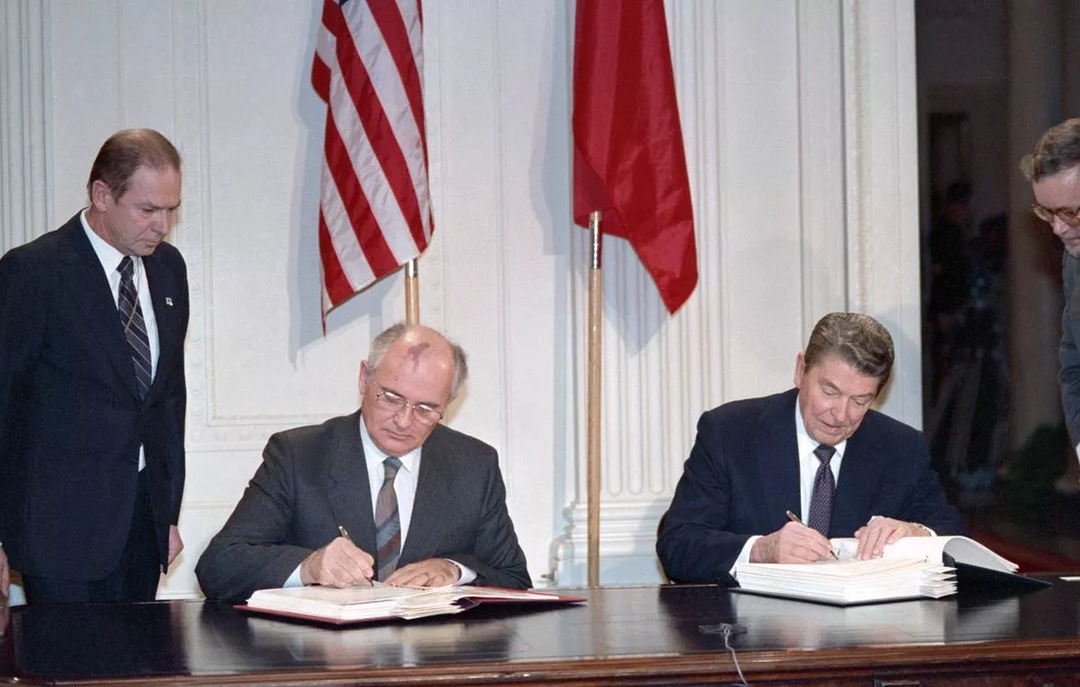 Михайло Горбачов та Рональд Рейган під час підписання Договору про ліквідацію ракет середньої та меншої дальності