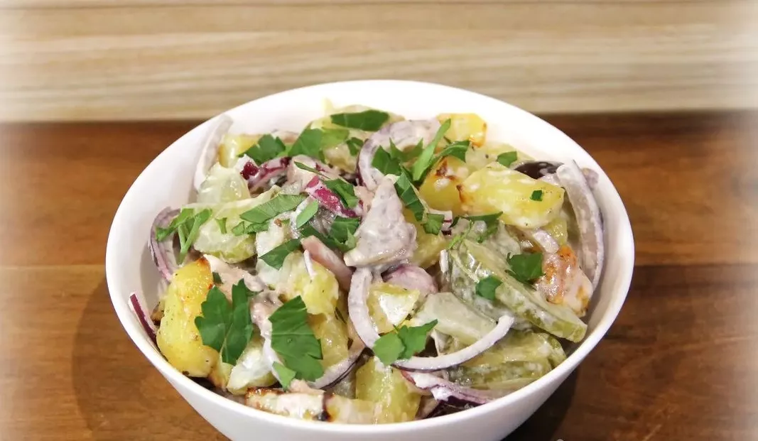 Салат со скумбрией с запеченным картофелем