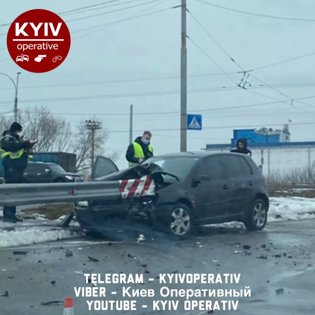 В Киеве водитель въехал в отбойник. Фото: Киев Оперативный