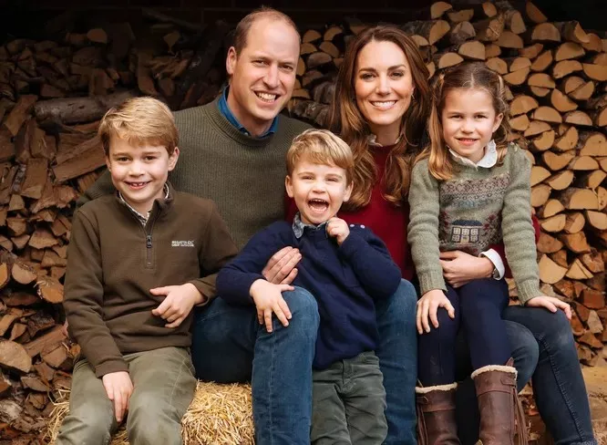 Кейт Міддлтон та принц Вільям з дітьми.