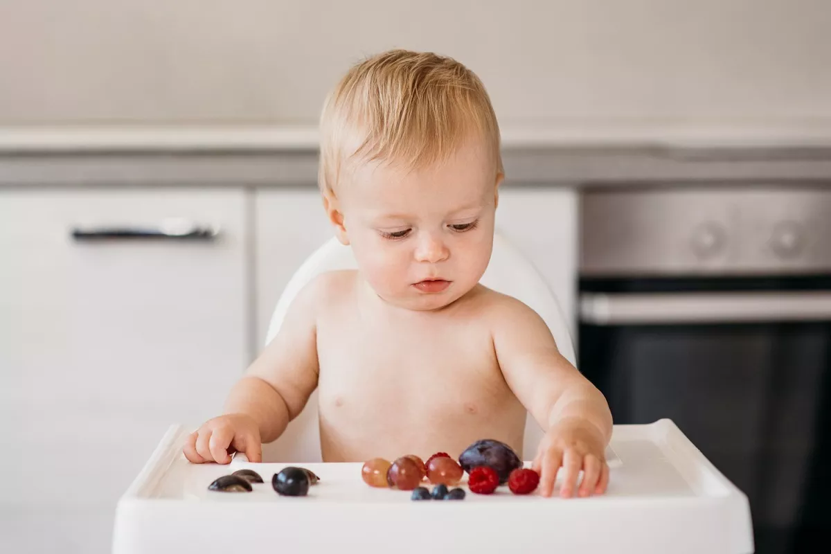 Организм ребенка гораздо сильнее, чем взрослого, нуждается в глюкозе и фрукты – отличный способ ее получить