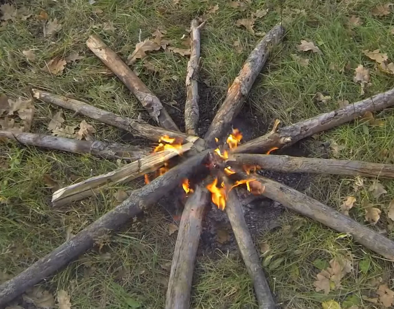 Как разжечь костер на природе / Фото: pinterest