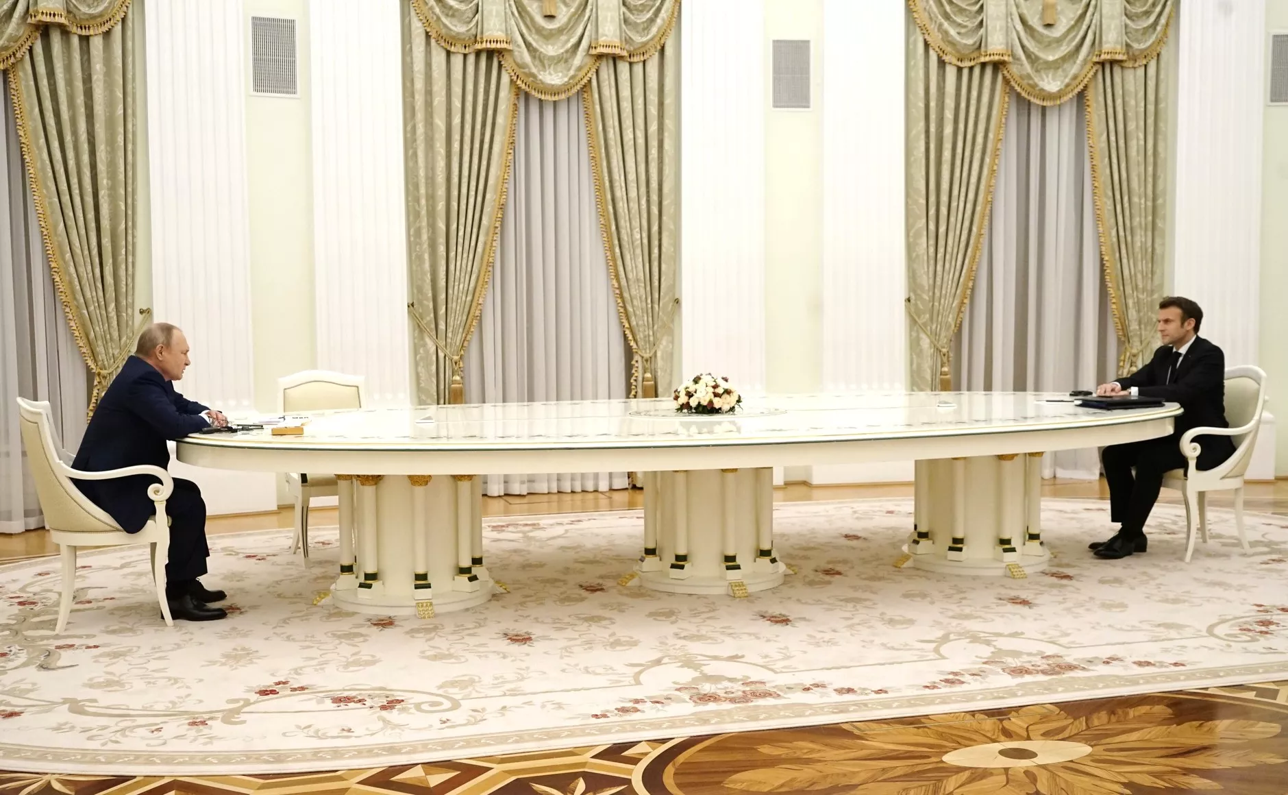 Во время переговоров Путина и Макрона разделял огромный стол