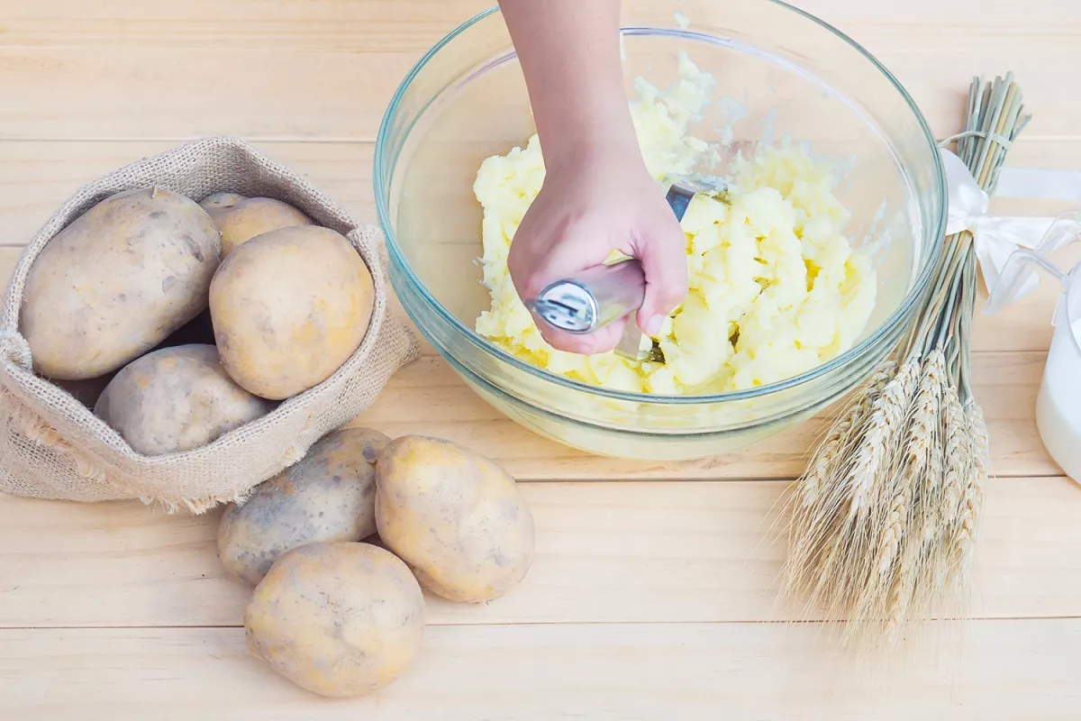 Чтобы приготовить картофельное молоко, корнеплоды очищают, варят, смешивают с водой, взбивают в блендере и процеживают через сито