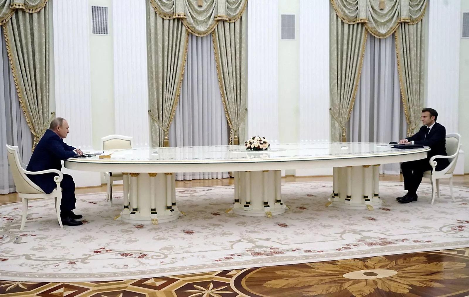 Путин и Макрон сидели на разных концах огромного стола