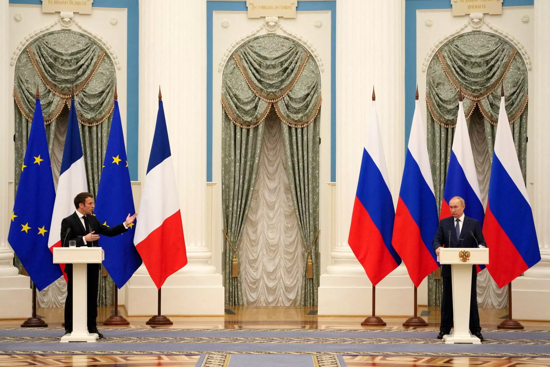 Эммануэль Макрон и Владимир Путин на брифинге после встречи
