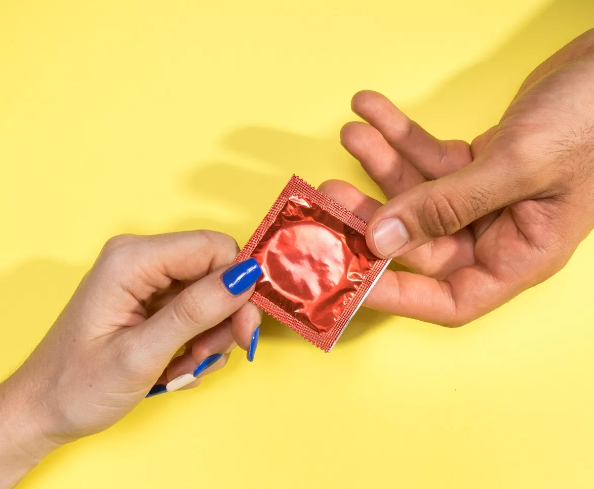 Якщо статевий акт триває довго, змініть презерватив через 30 хвилин: через тривале тертя може порватися