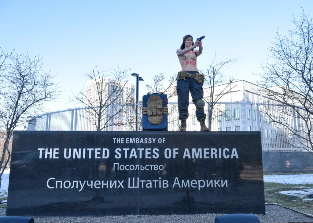 Активистка FEMEN у посольства США