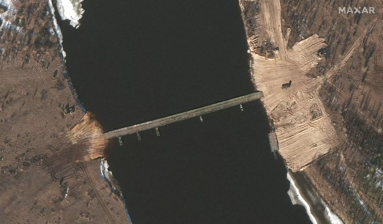 Понтонный мост через реку Припять вблизи  белорусско-украинской границы