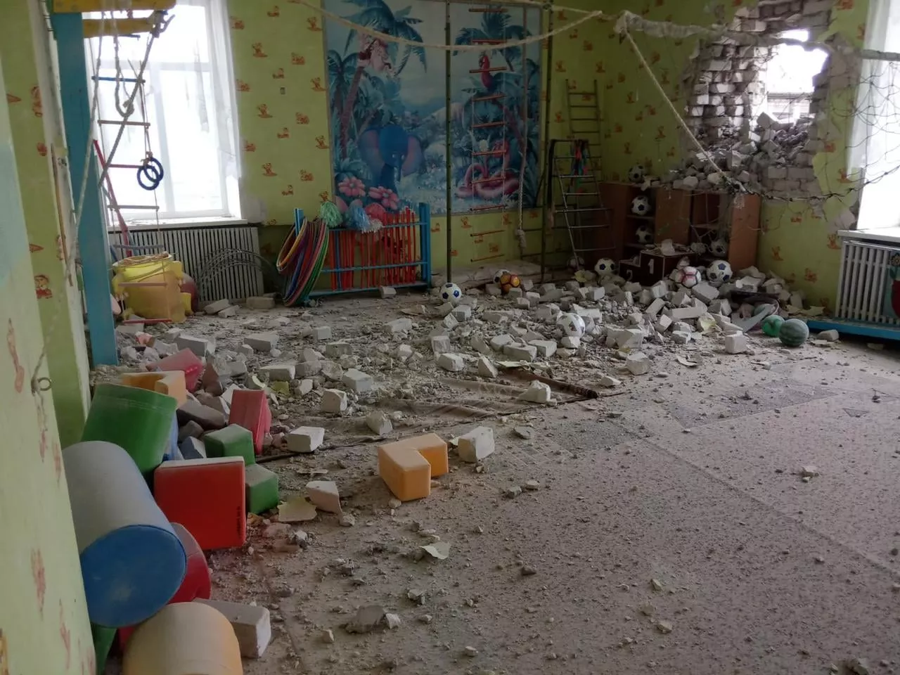 Снаряды попали в здание детского сада, в котором в это время находились дети. Фото: пресс-служба ООС