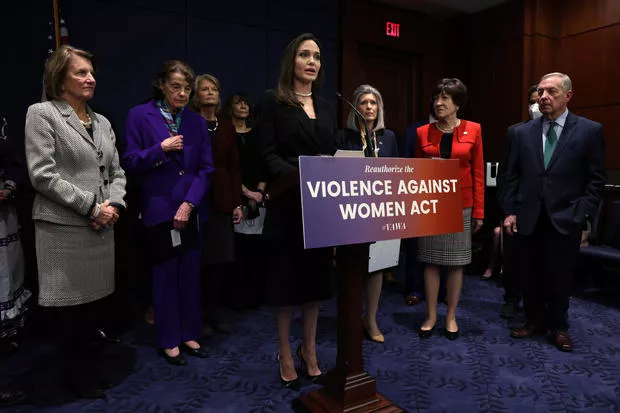 Анджеліна Джолі виступала за закон проти насильства.