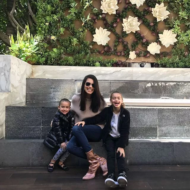 Адріана Ліма з доньками