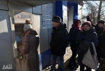 Около банкоматов собрались сотни людей. Фото: ДАН