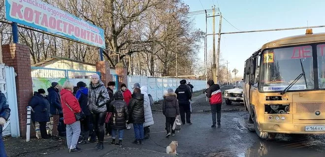 Жителей "ЛДНР" эвакуировали на старых маршрутках. Фото: facebook.com/romanova75