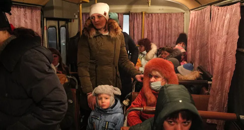 СМИ показывали автобусы с пенсионерами, женщинами и детьми