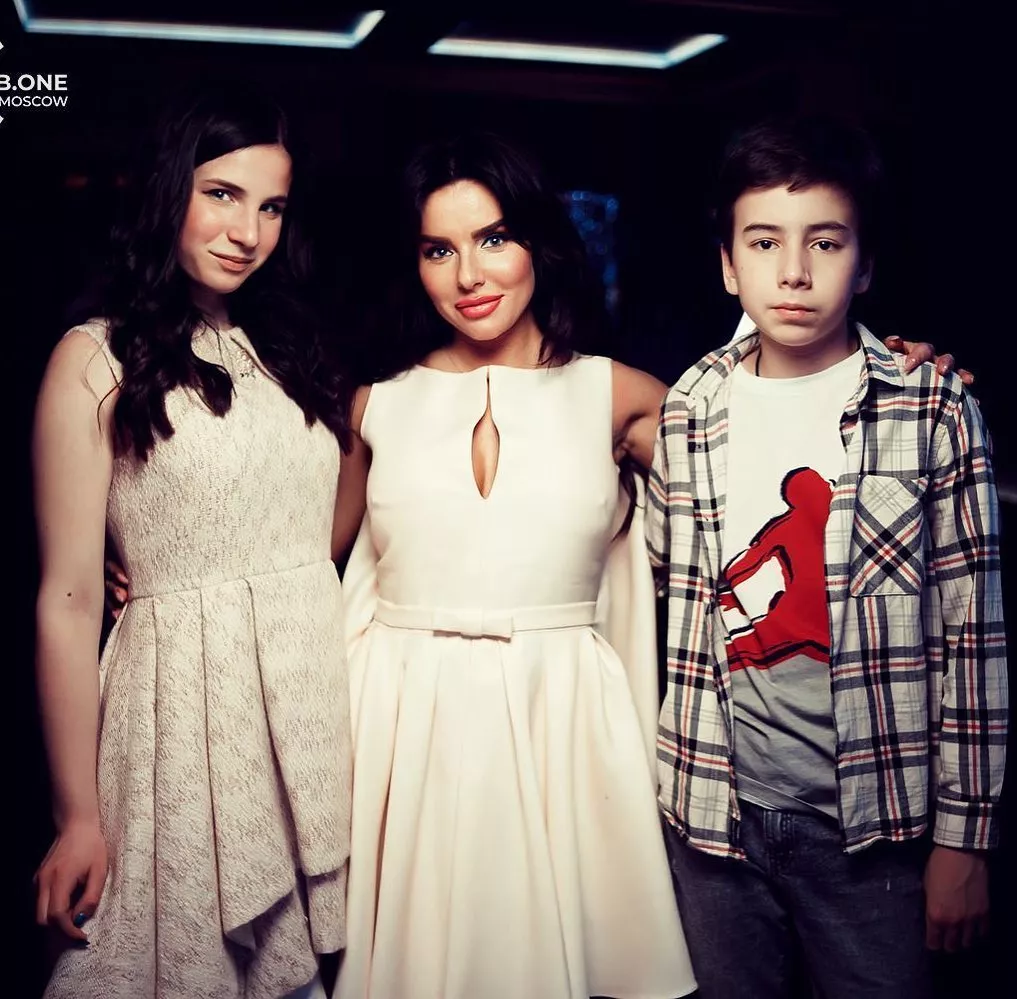 Юлия Волкова со своими детьми