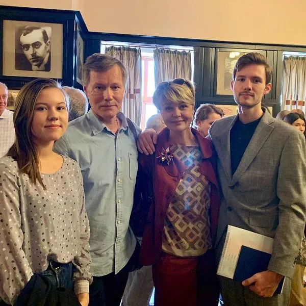 Юлия Меньшова с семьей.