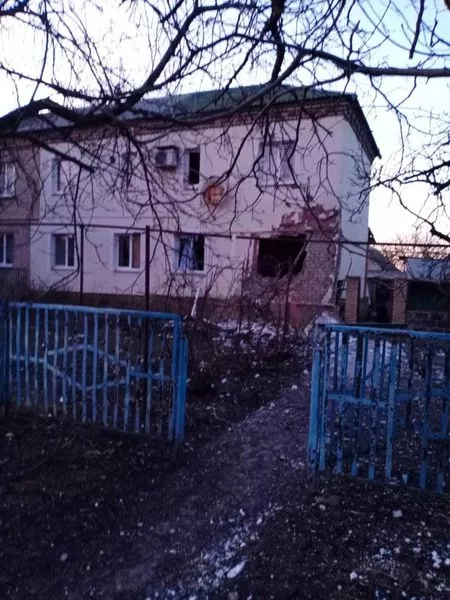 Поселок обстреляли боевики, люди остались без света и тепла. Фото: Павел Кириленко