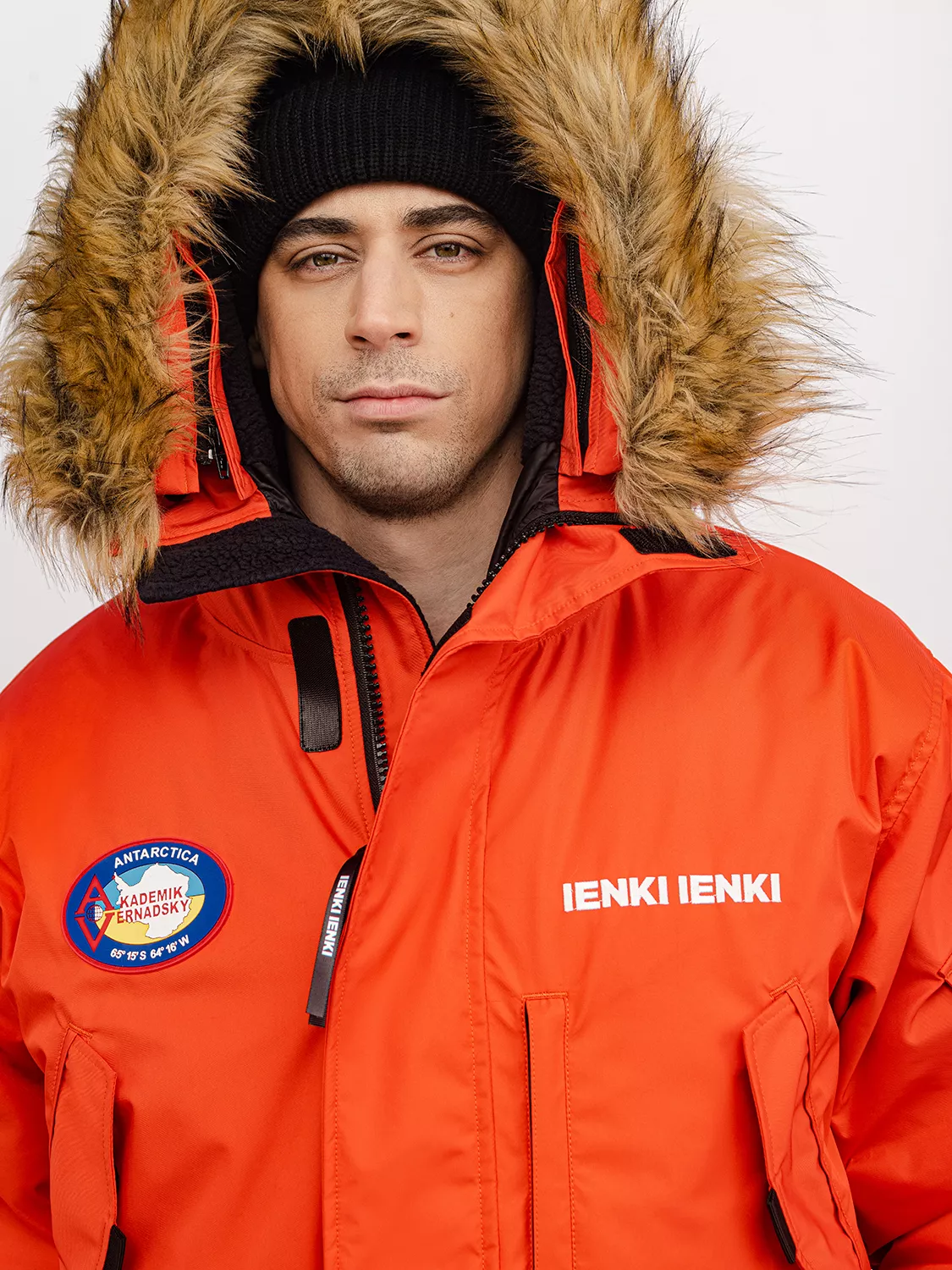 Учасник 27-ї української антарктичної експедиції в куртці IENKI IENKI