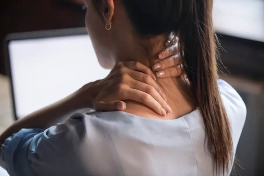 Сидячая работа часто приводит к болям в шее, перенапряжению мышц, что влияет на овал и состояние кожи лица