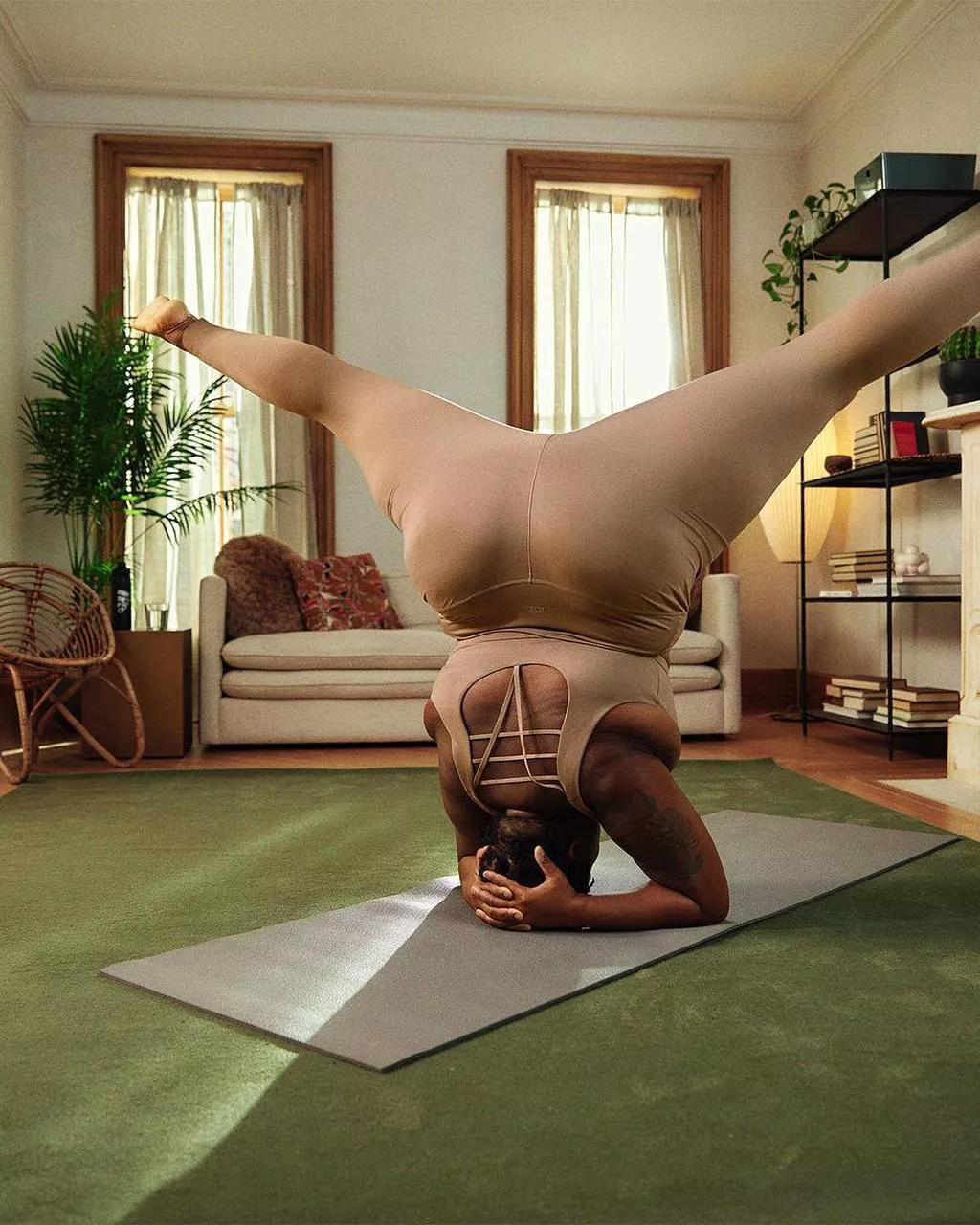"Нестандартна" інструктор з йоги Джессамін Стенлі знялася в рекламі Adidas