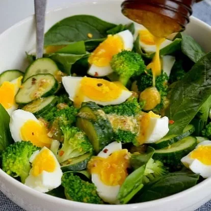 Салат с брокколи, огурцом и яйцом всмятку