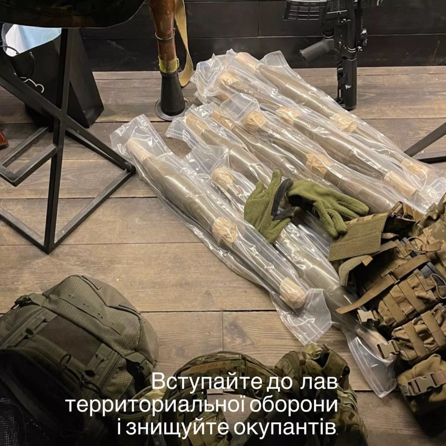 Певец и фронтмен группы "Бумбокс" Андрей Хливнюк присоединяются к рядам территориальной обороны.