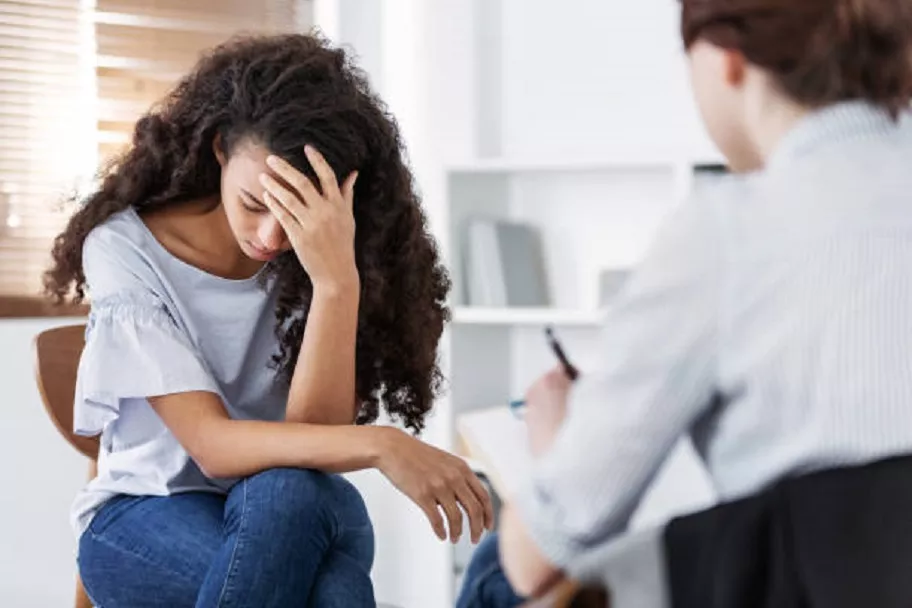 При ПТСР у человека чаще всего появляется гипервозбужденность, переживание травматических событий, проблемы с памятью и эмоциональной сферой