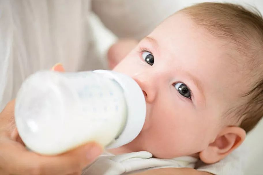 Якщо вам малюк на штучному вигодовуванні, а суміші немає, то в екстрених випадках можна використовувати розведення коров'яче молоко