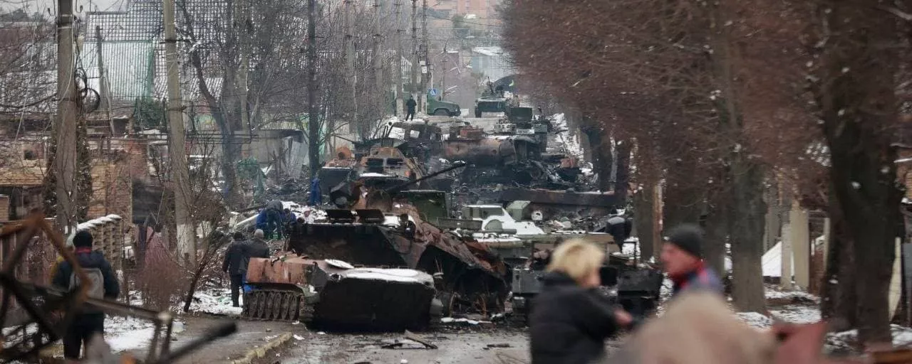 Уничтоженная вражеская военная техника на улицах Бучи, Киевская область