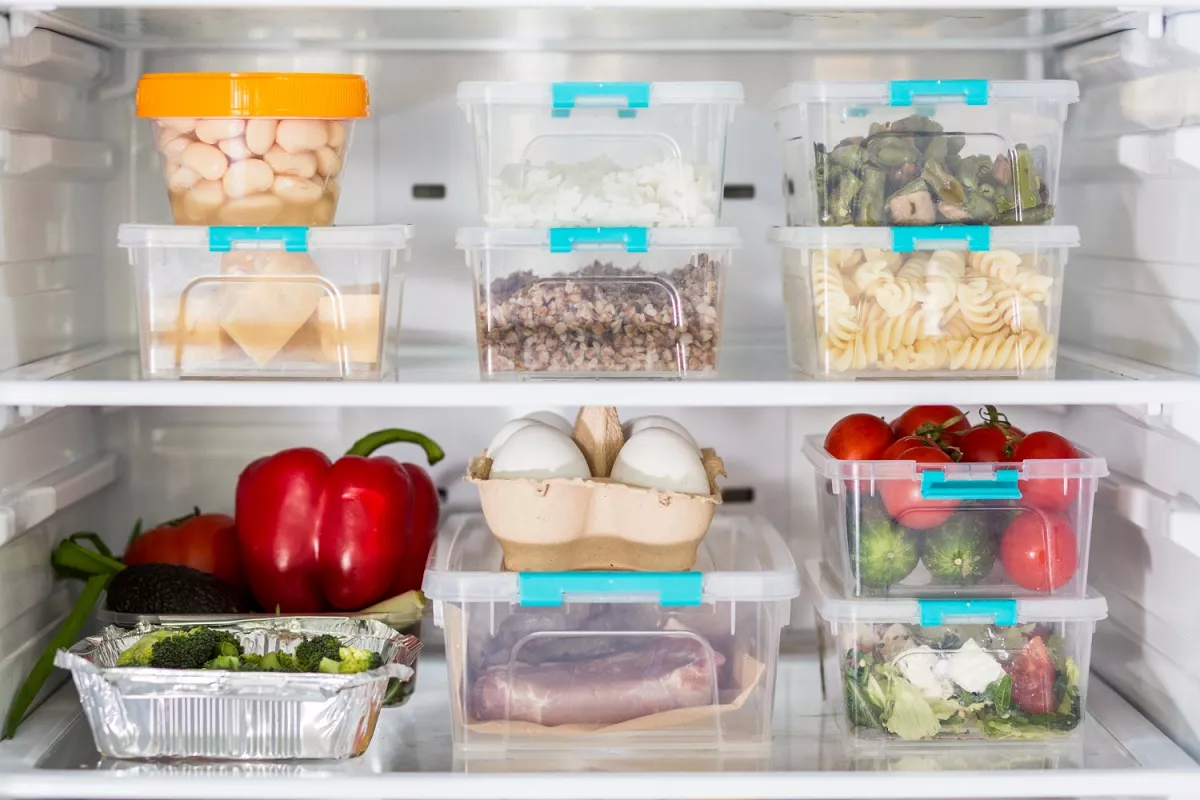 Можно заморозить контейнеры с водой, они помогут сохранить в холодильнике нужную температуру, когда отключится свет