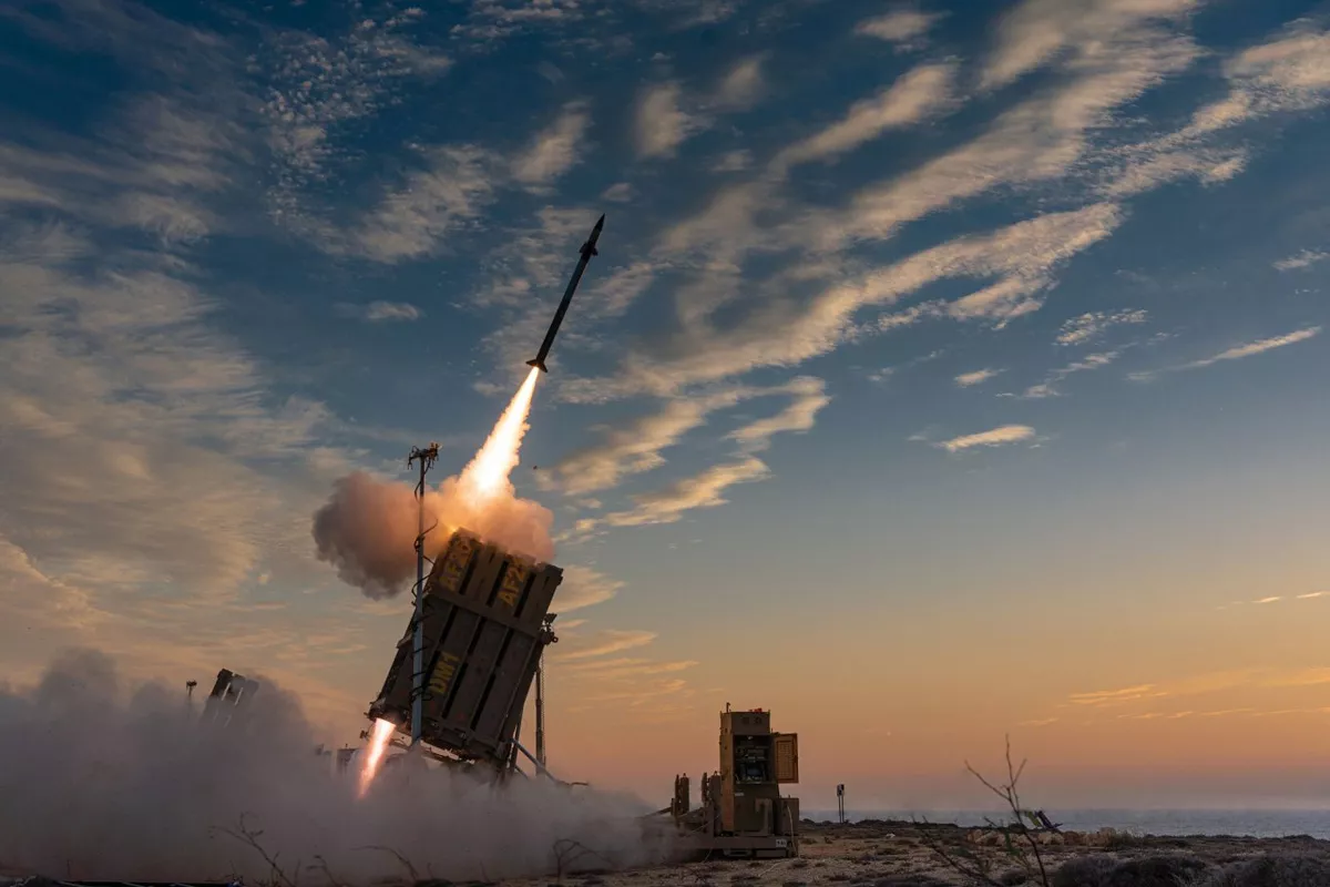 Запуск ракеты-перехватчика в Израиле из зенитно-ракетного комплекса, входящего в систему ПВО Железный купол