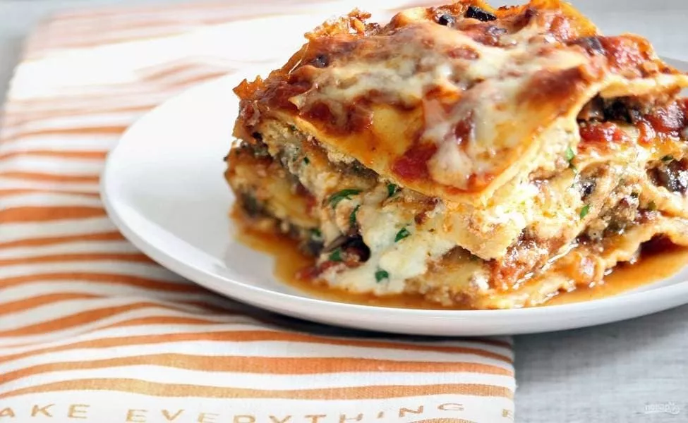 Lasagna from pita bread with minced chicken