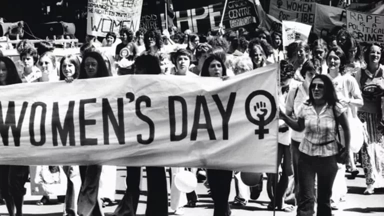 В 1970-х годах по миру прокатилась "вторая волна феминизма": женские организации требовали обеспечить женщинам равные права и возможности