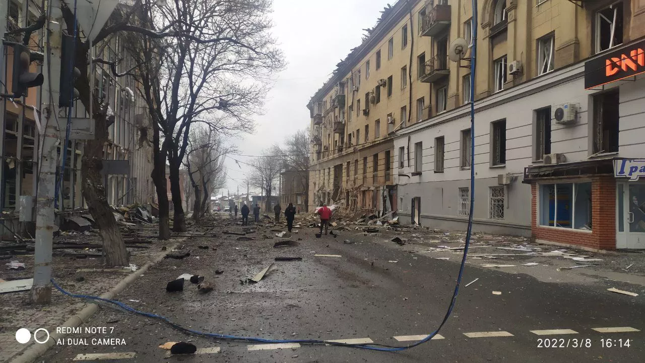 Российские самолеты сбросили бомбы на Мариуполь - фото последствий удара |  Сегодня